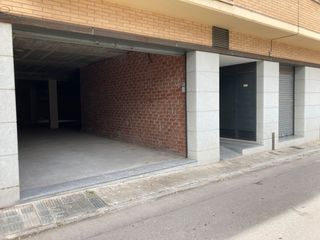 Lloguer Local Comercial  Carrer bs torras i bages. Local per acabar.