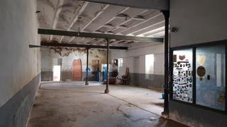 Casa a Sant josep 8. Casa de pueblo  muy grande y con local tipo nave industrial