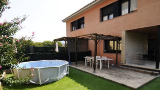 Casa adossada a Sant Celoni. Casa pareada para entrar a vivir