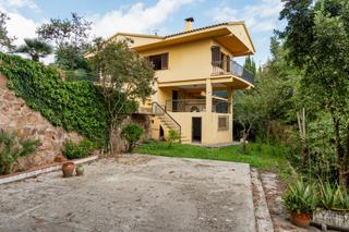 Xalet a Sant Antoni de Vilamajor. Torre a cuatro vientos can sauleda