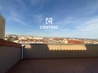 Dúplex en Cementiri Vell. Piso de tres habitaciones situado en el barrio de escoles.