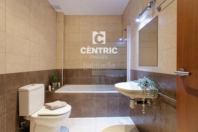 Foto a3f2fbea-9e6b-4fd0-ace8-77f9a87905c0. Casa adosada casa en el centro de cuatro habitaciones en Terrassa