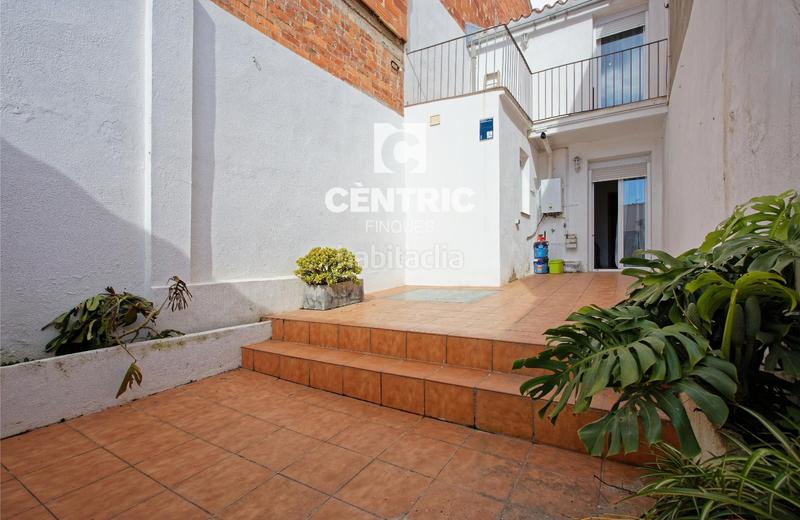 Foto be7502df-bf36-4994-8dab-09483b1dd141. Casa adosada casa en el centro de cuatro habitaciones en Terrassa