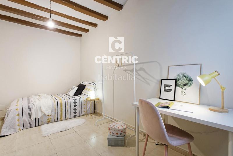 Foto d5830ec8-3d5a-4b23-a4c9-b47aa39f8f46. Casa adosada casa en el centro de cuatro habitaciones en Terrassa