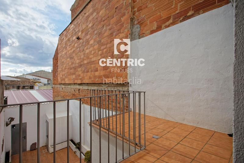 Foto e42b4126-4d39-4084-93a1-1598c96507b3. Casa adosada casa en el centro de cuatro habitaciones en Terrassa