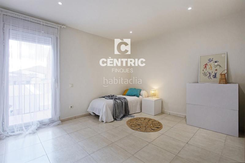 Foto ebdadbc8-2c69-44ee-a2cc-2869f0128b01. Casa adosada casa en el centro de cuatro habitaciones en Terrassa