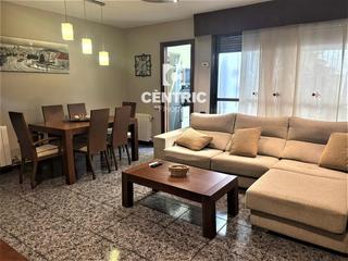 Appartement dans Zona Esportiva. Planta baja de 3 habitaciones