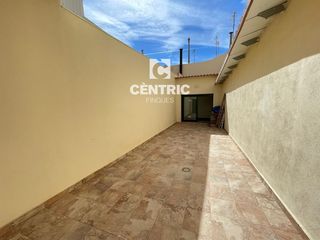 Flat in Ca n'Aurell. Planta baja de obra nueva de 3 habitaciones con patio privado en