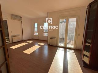 Location Appartement à Barri del Centre. Piso de tres habitaciones en