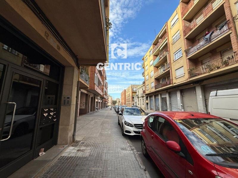 Foto 03033807-bc6d-48eb-9f23-4f125354830f. Alquiler local comercial se alquila local comercial equipado para actividad de peluquería sant pere en Terrassa