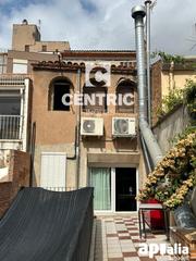 Gebäude in Barri del Centre. Casa en terrassa para reformar