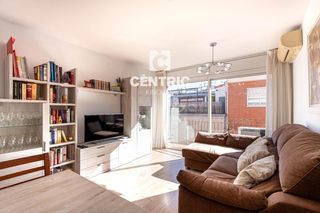 Dúplex a Can Roca. Dúplex de cuatro habitaciones más estudio en can roca