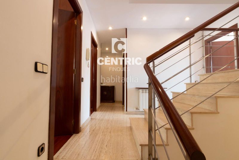 Foto 819d5207-01b5-4a86-8f24-424652462464. Casa adossada amb calefacció a Centre Sabadell