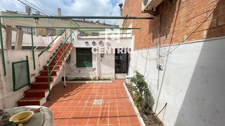 Casa adossada a Zona Esportiva. Casa en planta baja y garage en buen estado