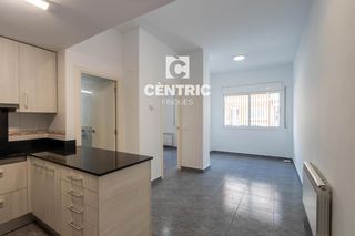Location Appartement à Zona Esportiva. Piso de una habitación con plaza de aparcamiento.