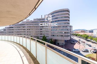 Piso en Barri del Centre. Amplio piso con gran terraza, aparcamiento y zona comunitaria en