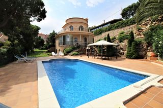 Xalet a Sa Riera-Sa Fontansa. Villa con vista al mar y piscina privada en begur