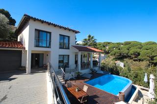 Xalet a Sa Riera-Sa Fontansa. Villa con vista al mar y piscina privada en playa de pals