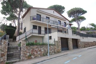 Chalet  Carrer del mestral. Casa a 5 minutos de la playa con piscina y garaje