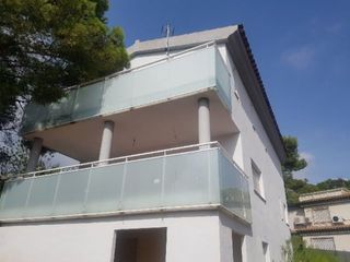 Chalet  Calle esparraguera. Chalet con 3 habitaciones