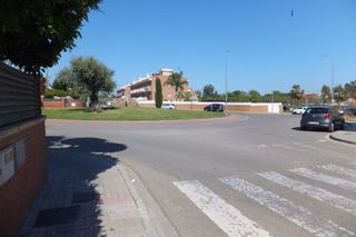 Rent Flat  Carrer d'enric castro casanovas 18. Lloguer 4h. 2 banys - equipat i  moblat
