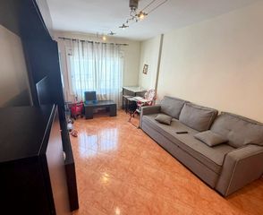 Appartement à Carrer aneto 3. Excelente piso con ascensor, 3 dormitorios y balcón