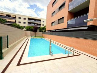 Pis  Carrer de teresa pàmies. Exclusiva vivienda seminueva de 2021 con piscina comunitaria y p