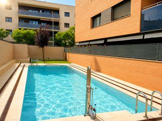 Pis  Carrer de teresa p�mies. Exclusiva vivienda seminueva de 2021 con piscina comunitaria y p