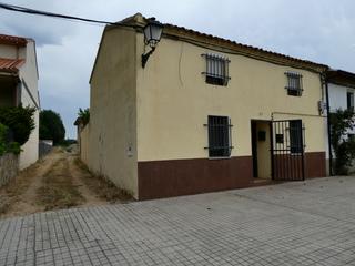 Masia a Travesía doctor diego gómez 69. Casa para reformar con patio en ferreras de abajo