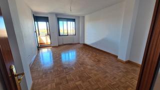 Lloguer Pis  Calle antón centenera 3d. Piso sin amueblar con 4 dormitorios en las viñas
