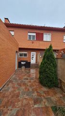 Xalet a Calle del valle 57. Luminoso chalet adosado en villaralbo con garaje y patio