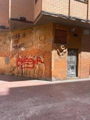Local Comercial  Calle moliner, maria. Excelente local en esquina en zona comercial de alta actividad