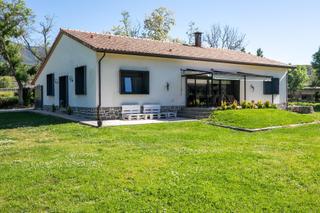 Masia a Calle ribera de guasa ag.guasa 1. Exclusiva casa renovada con amplio jardín de 3.000 m a solo 3 mi