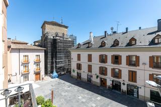 Pis a Plaza san pedro 5. Amplia vivienda con encanto en el corazón de jaca  plaza de san