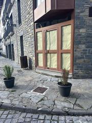 Local commercial à Calle santa cruz 30. Gran oportunidad en pleno corazón de broto!