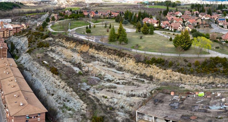 Foto 2aee18f1-ec37-45a6-9a03-340aa0646e8d. Edifici a La Guarguera Sabiñánigo