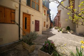 Flat  Calle ferial del. Coqueto piso con garaje, trastero y piscina en jaca  listo para