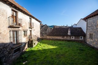Mas  Calle aire. Venta casa con jardín en hecho para reformar