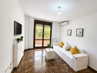 Pis  Calle aznar, adolfo (cineasta). Amplia vivienda exterior en parque de los cineastas calidad de v