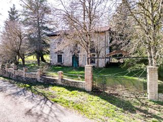 Masia  Afueras arbues. Pardina histórica con ermita en pleno pirineo aragonés
