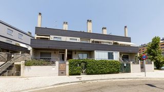 Casa adossada  Calle jara,victor (sis). Espectacular adosado de 190 m2 en zaragoza