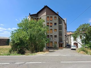 Studio  Calle union 30. Estudio con dormitorio independiente y piscina en biescas