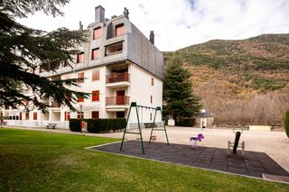 Appartamento in Calle escudial 3. Apartamento en urbanización de biescas para disfrutar