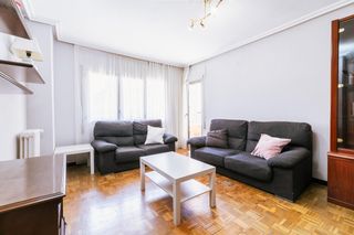 Etagenwohnung in Paseo ramon y cajal 22. Amplio piso de 4 dormitorios con terraza, garaje y trastero en p