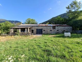 Bauernhof en Biescas. Borda en venta con amplio terreno en biescas