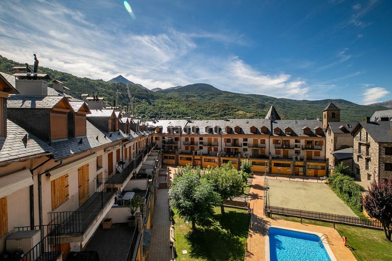 Foto f901170a-c72c-4de6-a02e-9a4347d43c09. Dúplex amb calefacció aparcament piscina a Benasque