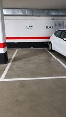 Car parking in Calle de El Golem