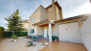 Casa bifamiliare  Calle teruel 12. Vive en figueruelas