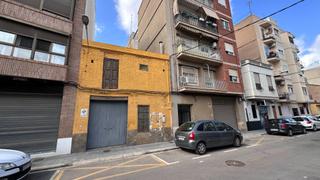 Masia en Plaza Xquer. Casas y almacen para derribar y construir edificio