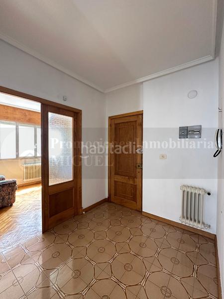 Foto 1723815b-2e40-4c5f-a4a2-ddaf7ba17bd0. Piso  céntrico con gran potencial en Verín